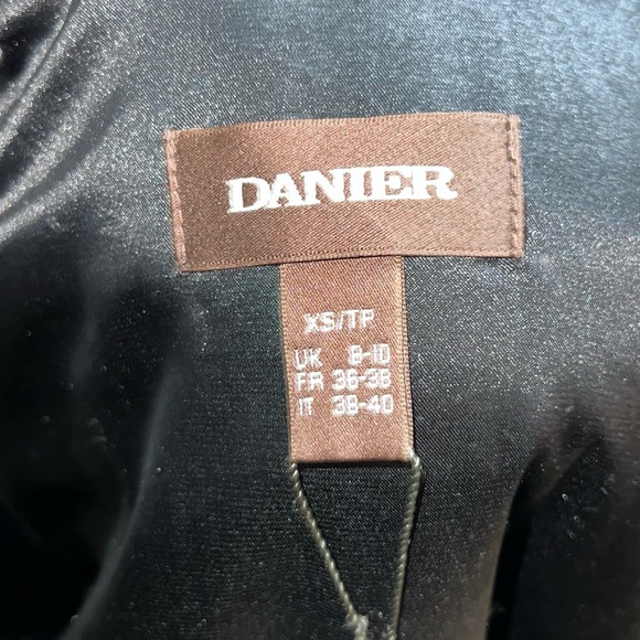 Danier Leather and Wool Dress Coat Size US XS
Purchase Price $350 + HST - Picture 3 of 3